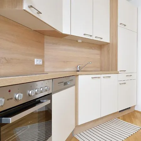 Deluxe Center Studio Apartment *
